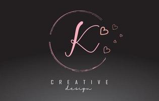 handgeschreven k letter logo-ontwerp met stof roze aquarel ring en overzicht harten. vector