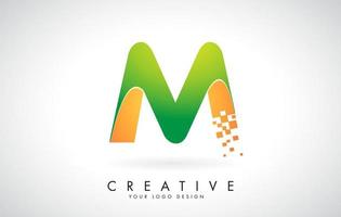 letter m logo-ontwerp in felle kleuren met verbrijzelde kleine blokken op witte achtergrond. vector
