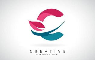 blauwe en rode letter c met blad en creatief swoosh-logo-ontwerp. vector