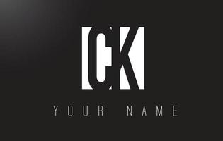 ck-letterlogo met zwart-wit negatief ruimteontwerp. vector