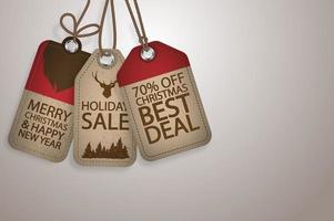 vectorrealistische set kerstverkoop papieren tags met verschillende vormen en met de hand getekende elementen in rode kleur hangend met kortingstekst voor kerstvakantiewinkelpromotie. vector