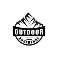 bergembleemlogo, binnencirkel met buitenthema, avonturier, bergbeklimmer, logo voor klimmerwinkel vector
