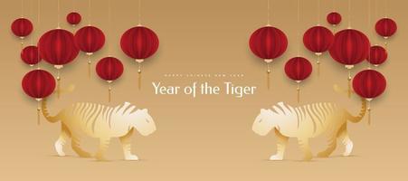 chinees nieuwjaar 2022 jaar van de tijger. Chinees Nieuwjaar banner met gouden tijger illustratie en rode lantaarns geïsoleerd op gouden achtergrond. 2022 chinees sterrenbeeld tijger vector