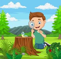 kleine jongen kijkt naar rups met vergrootglas in de tuin vector