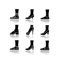 vrouwen en mannen schoenen slagschaduw zwarte glyph iconen set. vrouwelijke zomer en herfst elegant schoeisel. sandalen, pumps en sneakers. modieuze hoge hakken. geïsoleerde vectorillustraties vector