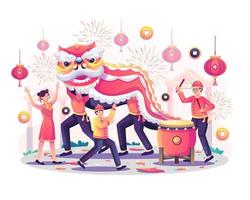 vier het Chinese Nieuwjaar met Aziatische kinderen die spelen met een Chinese dansende leeuw en een drummer die op de trommel slaat, vuurwerk en hangende lantaarns. platte vectorillustratie vector