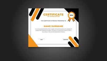 creatieve certificaat van waardering sjabloon met rand en eenvoudige badge gratis vector