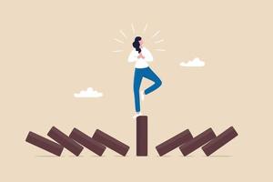 mindfulness meditatie ontspannen om stress te verminderen en afleiding te elimineren, kalm om energie of spiritueel wellnessconcept op te bouwen, succesvrouw ontspannen en mediteren met yoga pose op staande domino. vector