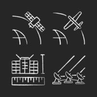 satelliet technologieën krijt witte pictogrammen instellen op donkere achtergrond. satellietsysteem op de grond. geostationaire, drone, nano satellieten ontwikkeling. geïsoleerde vector schoolbord illustraties op zwart