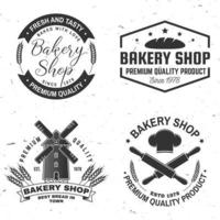 set van bakkerij winkel badge. vector concept voor badge, shirt, label, print, stempel, tee. ontwerp met windmolen, deegroller, deeg, silhouet van tarweoren. voor restaurantidentiteitsobjecten, verpakkingen, menu