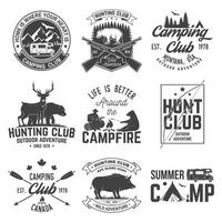 set van jachtclub en wandelclub badge. vector. concept voor shirt, logo, print, stempel. vintage design met camperaanhanger, kampeertent, everzwijn, hert en bossilhouet vector