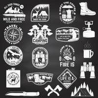 set van outdoor avontuur citaten symbool. vector. concept voor shirt, print, stempel. vintage design met wandelschoenen, verrekijker, bergen, vissende beer, hert, tent en bossilhouet vector