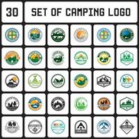 een set campinglogo's, een set avonturenlogo's vector