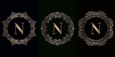 verzameling van logo-initiaal n met luxe mandala-ornamentframe vector