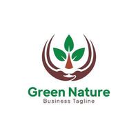 groene natuur logo ontwerpsjabloon geschikt voor bedrijfslogo met beide handen knuffelen een boom vector