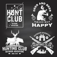 set jachtclub badge op het schoolbord. vector. concept voor shirt, label, print, stempel. vintage typografieontwerp met jachtgeweer, jager, beer, herten, bergen en bos. vector