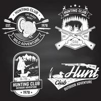 set jachtclub badge op het schoolbord. vector. concept voor shirt, label, print, stempel. vintage typografieontwerp met jachtgeweer, Turkije, jager, beer, eend, bergen en bos. vector