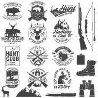 set jachtclub badge. vectorconcept voor shirt, print, stempel. vintage typografieontwerp met jachtgeweer, zwijn, jager, beer, hert, bergen en bos. outdoor avontuur jacht club embleem vector