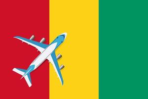 vectorillustratie van een passagiersvliegtuig dat over de vlag van guinea vliegt. concept van toerisme en reizen vector