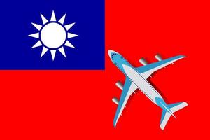vliegtuig en vlag van de republiek china. reisconcept voor ontwerp. vectorillustratie van een passagiersvliegtuig dat over de vlag van de republiek china vliegt. het concept van toerisme en reizen vector