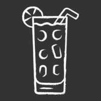 cocktail in highball glas krijt icoon. zomer ijzig verfrissende frisdrank met schijfje citroen en stro. tuimelaar met hoge mixdrank. gin-tonic. geïsoleerde vector schoolbordillustratie