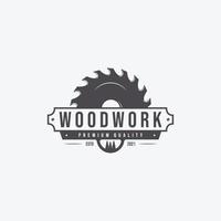 houtzagen logo vectorillustratie, ontwerp van timmerwerkconcept, houtwerk vintage handgemaakt, knutselen door een hout en machinezagen vector