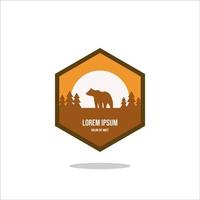 outdoor avontuur vintage label, badge, logo of embleem. met bergen en bos silhouet. vectorillustratie. vector