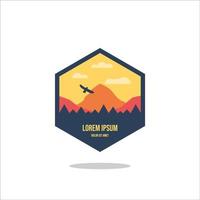 outdoor avontuur vintage label, badge, logo of embleem. met bergen en bos silhouet. vectorillustratie. vector