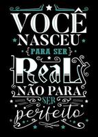 inspirerende ouderwetse poster in Braziliaans Portugees. vertaling - je bent geboren om echt te zijn, niet om perfect te zijn vector