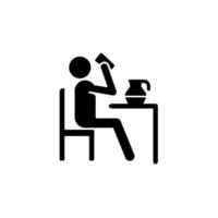 drink zwart glyph-pictogram. persoon die aan tafel uit glas drinkt. eten, maaltijdbereiding thuis. gezonde leefgewoonten, levensstijl. silhouet symbool op witte ruimte. vector geïsoleerde illustratie