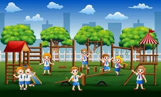 gelukkige schoolkinderen die in openbaar park spelen vector