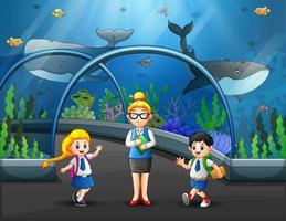 groep kinderen kijken naar vissen op aquariumexcursie met vrouwelijke leraar vector