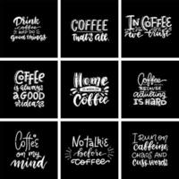 zet handgetekende koffie krijt belettering citaten op zwart schoolbord. vector getextureerde kalligrafie