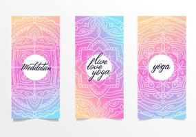 yoga lichte achtergrond. sjabloon met mandala in felle kleuren voor banners, sites van spirituele ontwikkeling, posters. set van 3 folders met gradiënt mandala's en handborstel belettering. vector