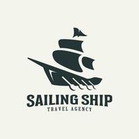 zeilschip vintage illustratie op logo badge vector