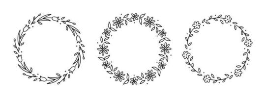 set van lente bloemenkransen geïsoleerd op een witte achtergrond. bloemen ronde frames. vector handgetekende illustratie in doodle stijl. perfect voor kaarten, uitnodigingen, decoraties, logo, verschillende ontwerpen.