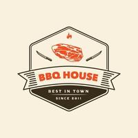 handgetekende vintage barbecue huis logo badge vector