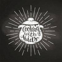 Krijt silhoutte van kookpan met zonnestralen en belettering - Koken met kinderen - op blackboard. Goed voor het koken van logotypes, bades, menu-ontwerp of posters.