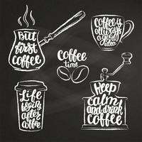 Koffie belettering in beker, grinder, pot krijt vormen. Moderne kalligrafie citaten over koffie. Vintage koffie contour-objecten instellen met handgeschreven zinnen op schoolbord. vector