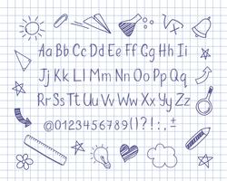 Alfabet in schetsmatige stijl met school doodles op beurt blad. Vector handgeschreven potlood letters, cijfers en leestekens. Inkt pen handschrift lettertype en doodle ontwerpelementen.