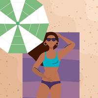 luchtfoto bekijken, vrouw afro met zwembroek liggend, zonnen op handdoek, met paraplu, op het strand, zomervakantie seizoen vector