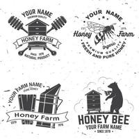 set van honingbij boerderij badge. vector. concept voor shirt, stempel of tee. vintage typografieontwerp met bijen, bijenkorf en beren imker silhouet. retro-ontwerp voor honingbijboerderijen vector