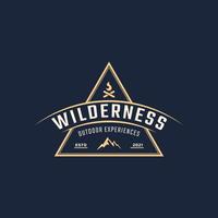 vintage embleem badge wildernis berg avontuur logo met vreugdevuur symbool voor buiten kamp in retro stijl vectorillustratie vector