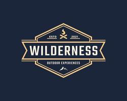 vintage embleem badge wildernis berg avontuur logo met vreugdevuur symbool voor buiten kamp in retro stijl vectorillustratie vector