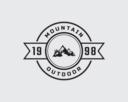 vintage klassieke embleem badge ijs sneeuw rotsachtige berg symbool. kreek rivier berg piek heuvel natuur landschap uitzicht logo ontwerp inspiratie vector