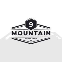 vintage embleem badge nummer 9 berg typografie logo voor outdoor avontuur expeditie, bergen silhouet shirt, print stempel ontwerpsjabloon element vector