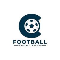 letter c met voetbal logo-ontwerp. vectorontwerpsjabloonelementen voor sportteam of huisstijl. vector