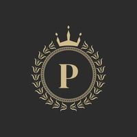 eerste letter p heraldische koninklijke frame met kroon en lauwerkrans. eenvoudig klassiek embleem. ronde compositie. grafische stijl. kunstelementen voor logo-ontwerp vectorillustratie vector