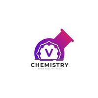 letter v binnen chemie buis laboratorium logo ontwerp sjabloon element vector