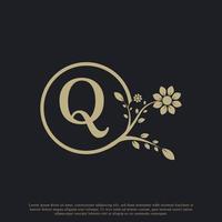 circulaire brief q monogram luxe logo sjabloon bloeit. geschikt voor natuurlijke, eco-, sieraden-, mode-, persoonlijke of zakelijke branding. vector